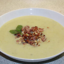 Jordskokkesuppe med ristet bacon