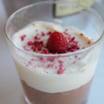 Hvid og mørk chokolademousse